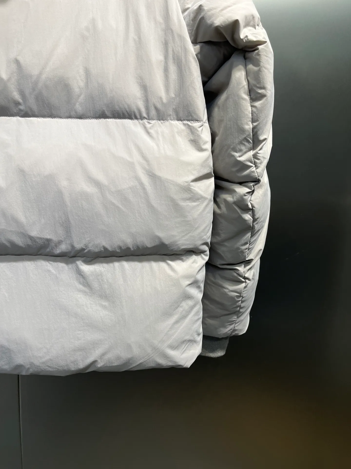 P740 Big Goose Capsule White Label Down Canada Goos* Canada Goose's new limited white label bread jacket, the same style for men and women, filled with 625 fill power white goose down, and the fabric has a satin feel. Suitable for wearing in spring and autumn in various cities, this model has a stand-up collar design, classic and versatile, and has good thermal insulation effect! Fabric + Features: ✅Fabric: 85% polyester, 15% cotton, windproof and waterproof ✅Lining: 100% polyester, windproof and waterproof ✅Filling: 80% pure white duck down, 20% pure white feathers ✅Fillness: 625 ✅Care instructions: Dry cleaning ✅Zipper: Genuine YKK two-way entrance zipper ✅TEI Temperature Feeling Index 1: Lightweight minus 5 degrees to 5 degrees Technology: ✅The fabric is made of CORDURA polyamide fabric, which is a new functional fabric and a leading technological product. The durability is 2 times higher than ordinary nylon fabric. Wear resistance, strong tear resistance, good hand feel and good color. ✅The liner is filled with imported 625 fill power 90 white duck down, the liner is reinforced with anti-runaway velvet liner, and the fly on the front center fly is designed with snap buttons to prevent ventilation and rain. Whether it is hiking, urban walking or polar exploration, this model can help you find the Cana that suits your body, activities and lifestyle. Color: pink, blue, black, white Size: xs-l
